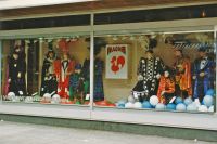 1990 Onze Haone etalage bij Vroom en Dreesmann 1990 Onze Haone etalage bij Vroom en Dreesmann